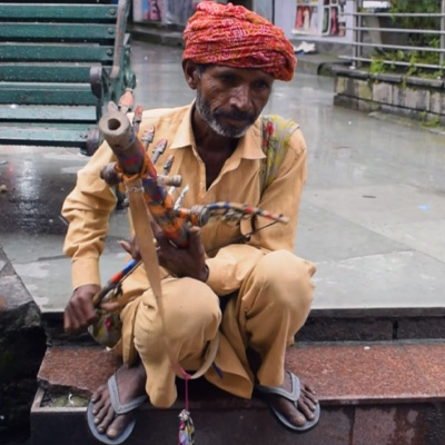 man-playing-instrument-in-mall-road-manali-himachal-pradesh