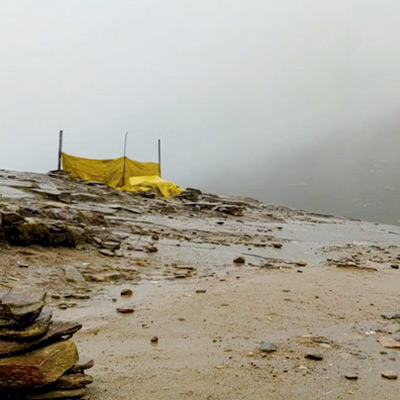 rohtang-pass-top-view-in-raining-empty-area