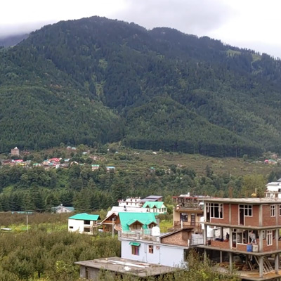 a-small-village-below-the-mountain-of-himalaya-in-kullu-india