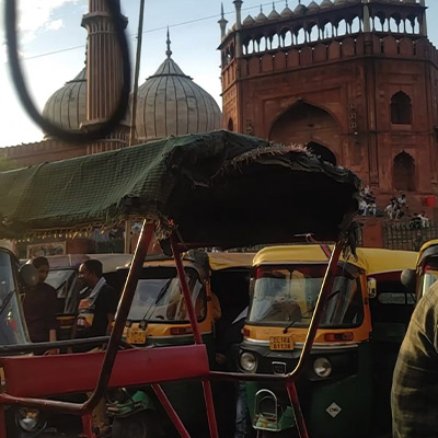 outside-jama-masjid-crowd-during-sunset-old-delhi-india