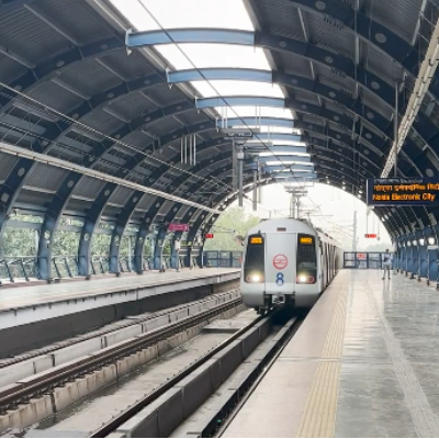 delhi-metro-coming-in-station-video-footage