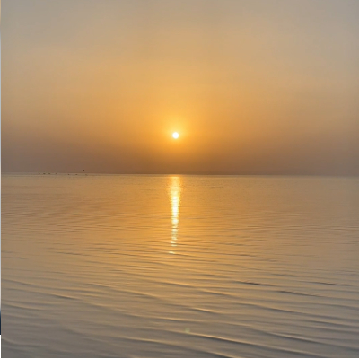 beautiful-sunset-view-in-the-middle-of-indian-ocean-with-waving-water